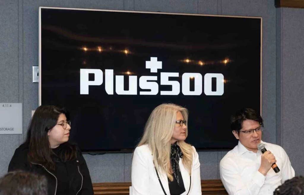 plus500 white logo on black background